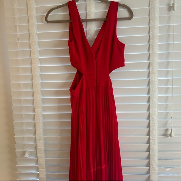 Xscape Formal Gown Sleeveless Red Cutouts Pleated Size 4 - Picture 5 of 10